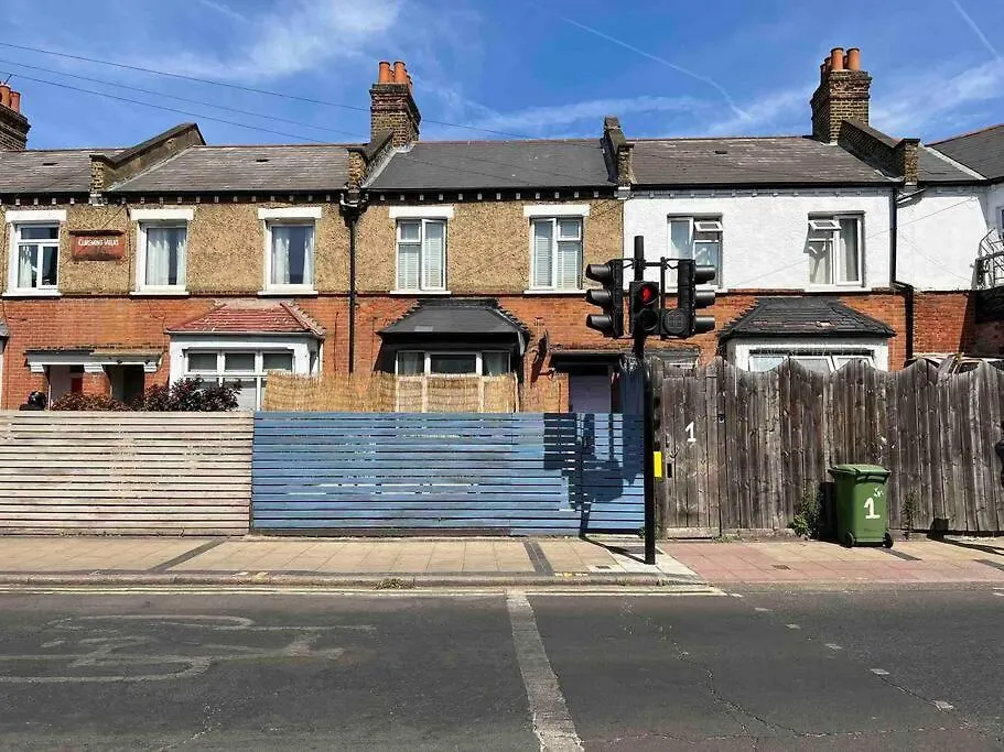 City Cottage With Cosy Garden In London