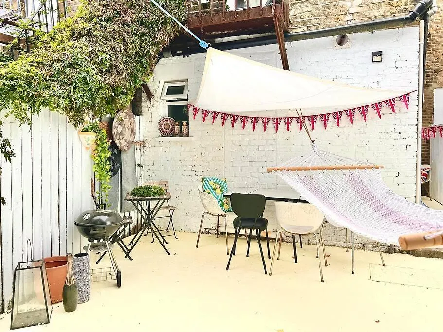City Cottage With Cosy Garden In London 0*,  Egyesült Királyság