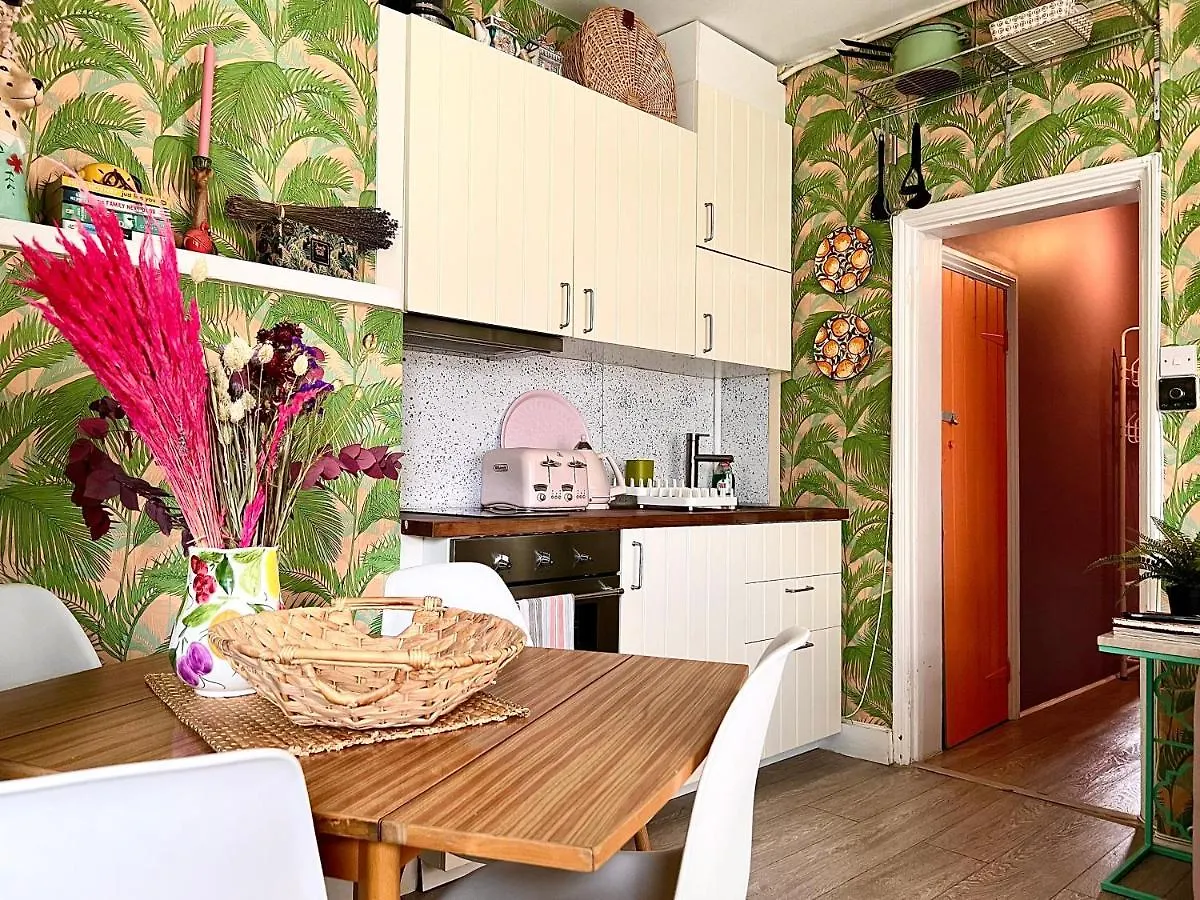 City Cottage With Cosy Garden In London