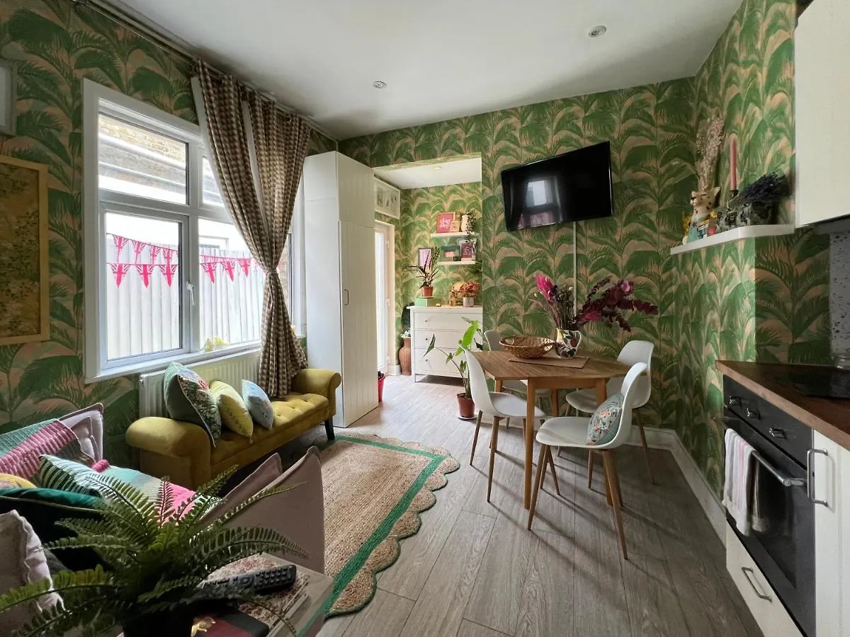 City Cottage With Cosy Garden In London 0*,  Egyesült Királyság