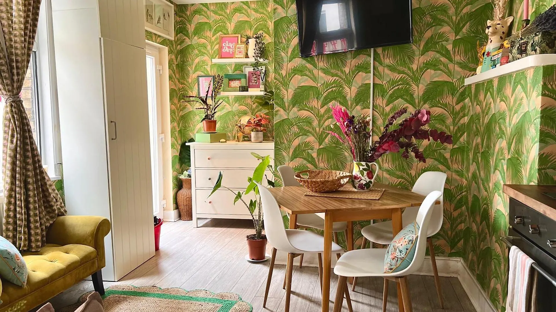 City Cottage With Cosy Garden In London